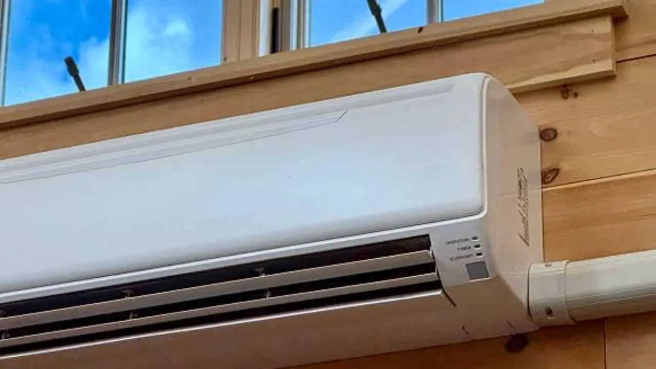 गर्मी के सीजन में पहली बार एसी चलाने पर उसके स्विच बोर्ड, प्लग और वायरिंग को भी जांचना चाहिए। महीनों से बंद पड़े एसी के कंपोनेन्ट्स, स्विच या फिर वायरिंग में समस्या आ सकती है जिसकी वजह से करंट लगने का डर रहता है। 