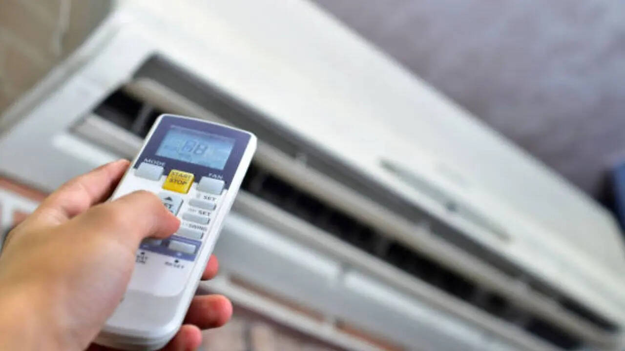 <strong>AC की गैस लीकेज को चेक करें:</strong> अगर आप सीजन में पहली बार एसी को ऑन कर रहे हैं तो उसके गैस लीकेज को जरूर चेक कर लें। अगर इतने दिनों से बंद एसी की गैस लीक हुई होगी तो आपको गर्मी के मौसम में कूलिंग नहीं मिलेगी। इसकी जांच टेक्नीशियन से कराएं।