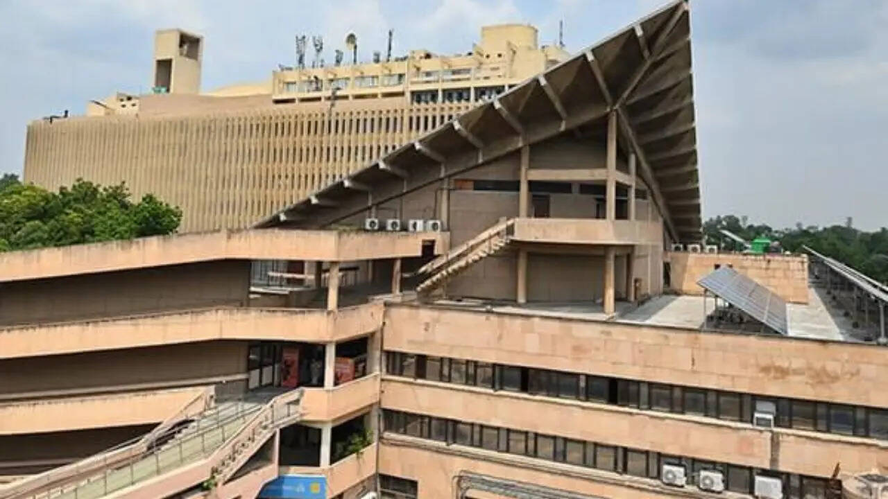 IIT Delhi में कितनी सीटें है