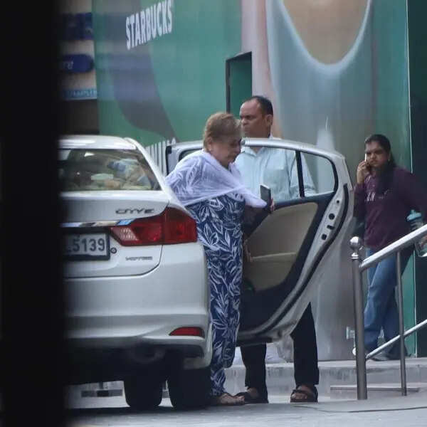 हेलेन भी आई नजर