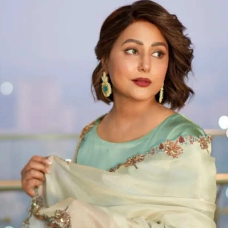 सूट पहन बेहद खूबसूरत लगीं हिना खान