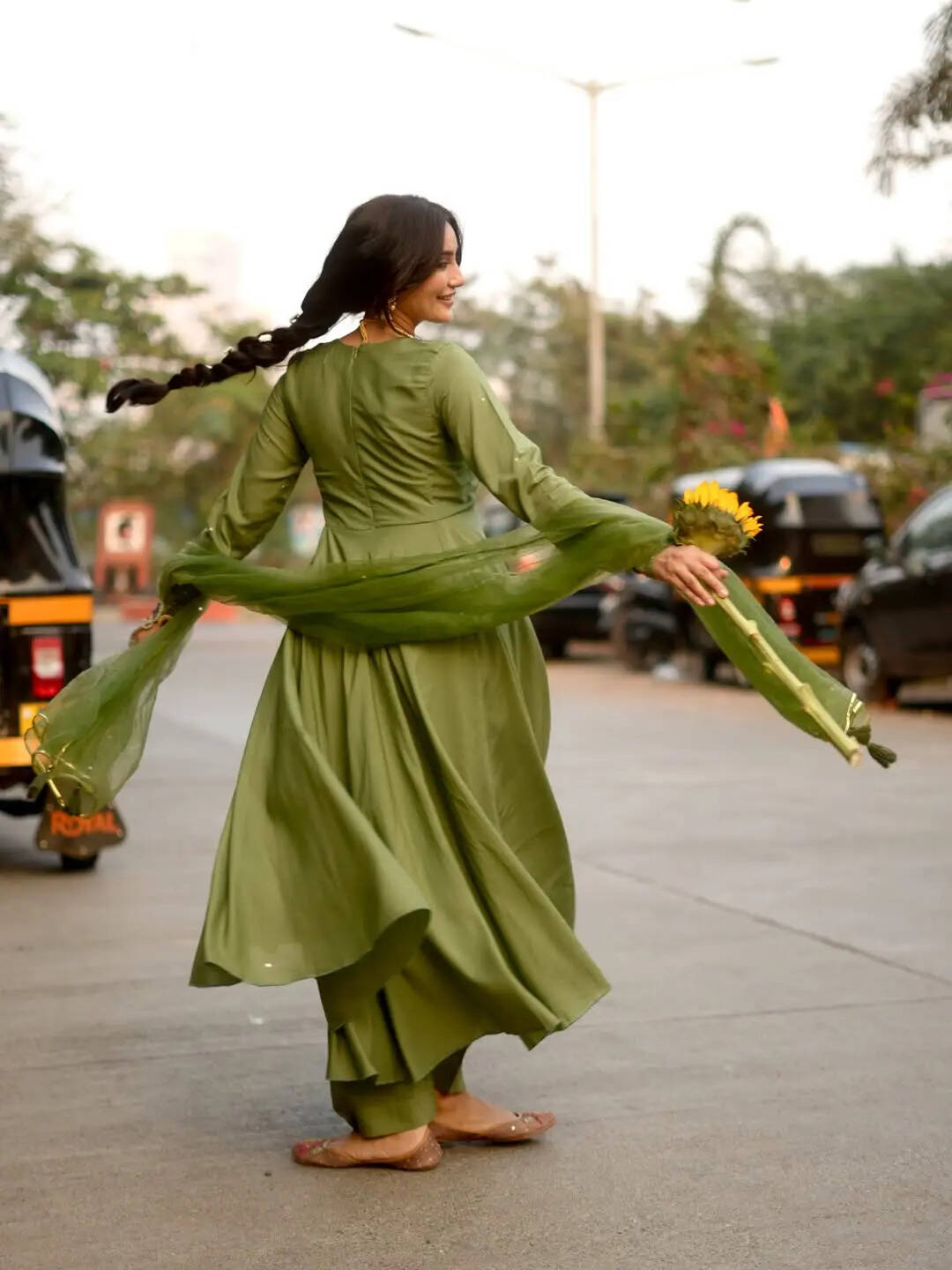 खुशी से झूमती दिखीं सुरभि ज्योति