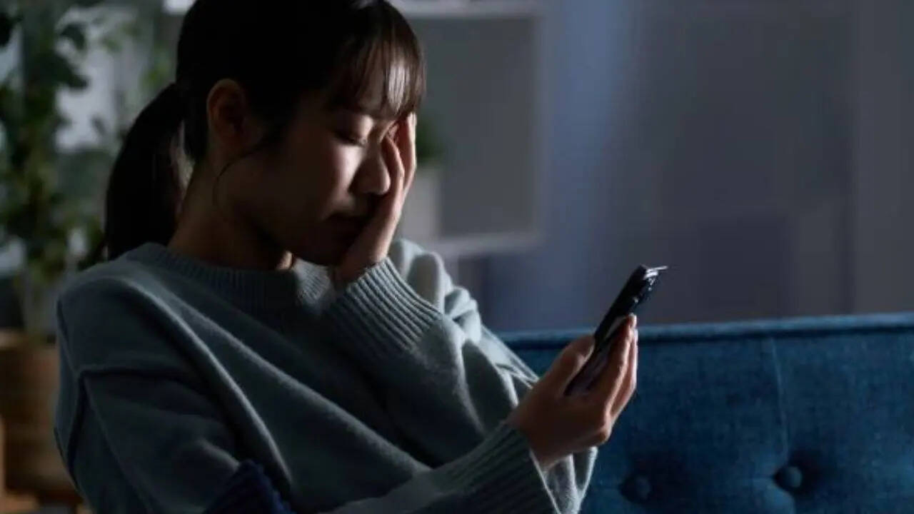 अगर आपने भी इन ऐप्स को अपने फोन में इंस्टाल किया है तो आपको तुरंत इन ऐप्स को अपने फोन से डिलीट कर देना चाहिए। सिर्फ गूगल प्ले स्टोर की लिस्टिंग से ही यह साबित नहीं होता कि कोई ऐप पूरी तरह से सेफ है। आपको किसी भी ऐप्स को इंस्टाल करने से पहले उसे जांच लेना चाहिए।