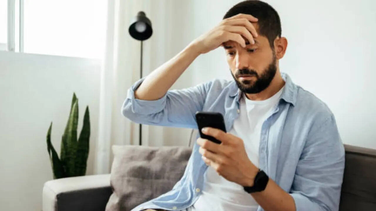 हाल ही में सरकार साइबर एजेंसी की तरफ से कुछ ऐसे लोन ऐप्स की पहचान की गई है जिनके तार विदेशी नेटवर्क से जुड़े पाए गए हैं। हैरानी की बात यह है कि यह ऐप्स यूजर्स के पर्सनल डेटा, बैंक डिटेल्स और कॉन्टैक्ट लिस्ट तक को एक्सेस करते हैं।