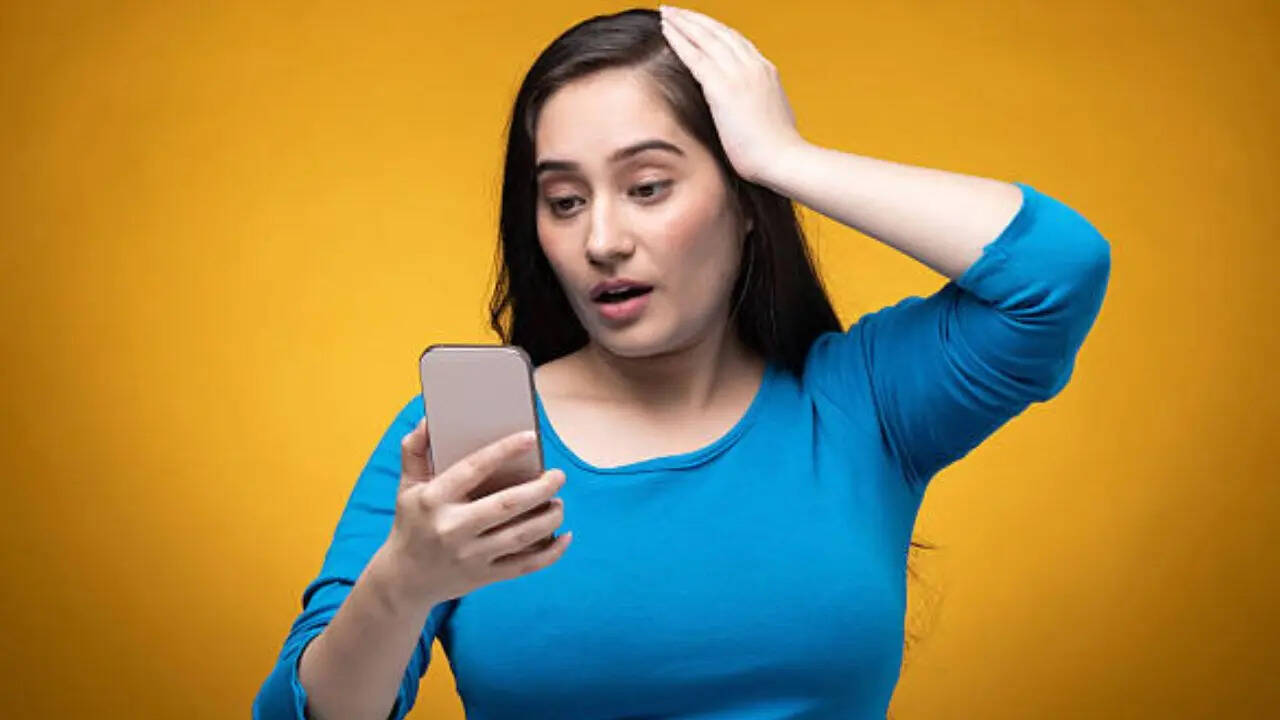 आपको बता दें कि पिछले कुछ सालों में लोन ऐप्स ने लोगों को खूब आकर्षित किया है लेकिन इस तरह के Quick Loan Apps आपको बड़ा नुकसान पहुंचा सकते हैं। हालांकि इस तरह के क्विक लोन ऐप्स में कई ऐप्स पूरी तरह से फर्जी भी होते हैं।