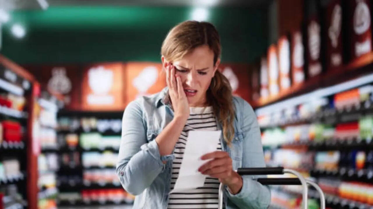 सरकार ने 120 करोड़ से अधिक मोबाइल यूजर्स को लोन ऐप्स को लेकर वॉर्न किया है। ऐसे में अगर आप अपने फोन में लोन देने वाले ऐप्स को इंस्टाल किया है तो बेहद अलर्ट रहने की जरूरत है। 