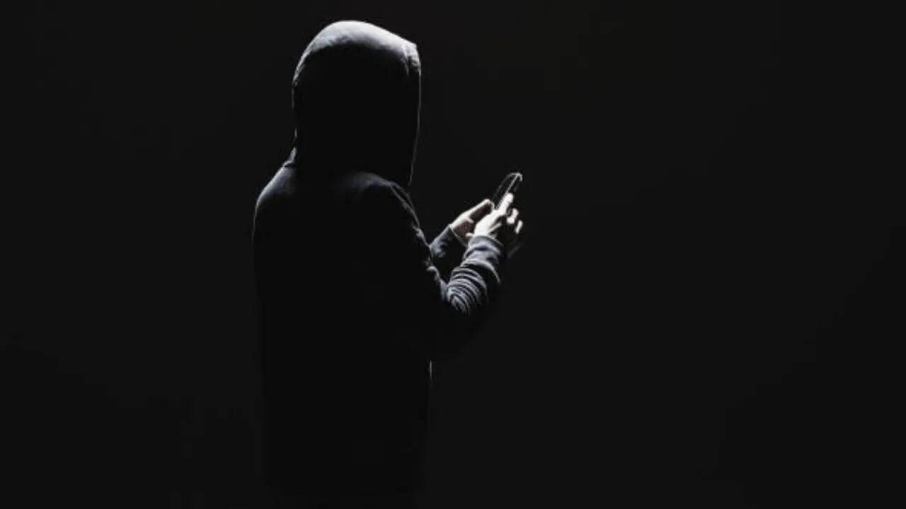 आपको बता दें कि जिन ऐप्स की पहचान की गई है वे गूगल प्ले स्टोर पर भी लिस्टेड है। गूगल प्ले स्टोर पर लिस्टिंग की वजह से अधिकांश लोग इन्हें सुरक्षित समझ लेते हैं और बाद में साइबर फ्रॉड का शिकार हो जाते हैं।