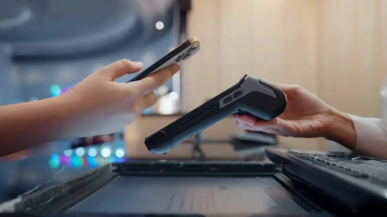 PhonePe ने बायोमेट्रिक ऑथेंटिकेशन में यूजर्स को फिंगरप्रिंट और फेस आईडी इस्तेमाल करने का ऑप्शन दिया है। ऐप में शामिल किया गया यह नया फीचर करोड़ों लोगों को पहले से कहीं तेज वन टच पेमेंट का एक्सपीरियंस देने वाला है।