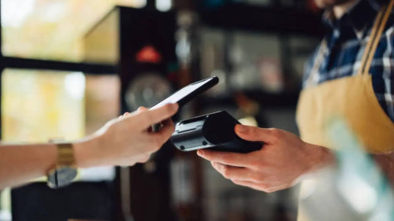 अगर आप PhonePe इस्तेमाल करते हैं तो आपके लिए काम की खबर है। कंपनी ने अपने ग्राहकों को एक बड़ी सहूलियत दे दी है। कंपनी ने अपने ऐप में एक नया फीचर पेश किया है जिसकी मदद से अब ऑनलाइन पेमेंट करना पहले से ज्यादा आसान हो जाएगा।