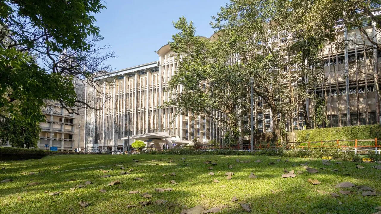 IIT Bombay में कितनी सीटें है?