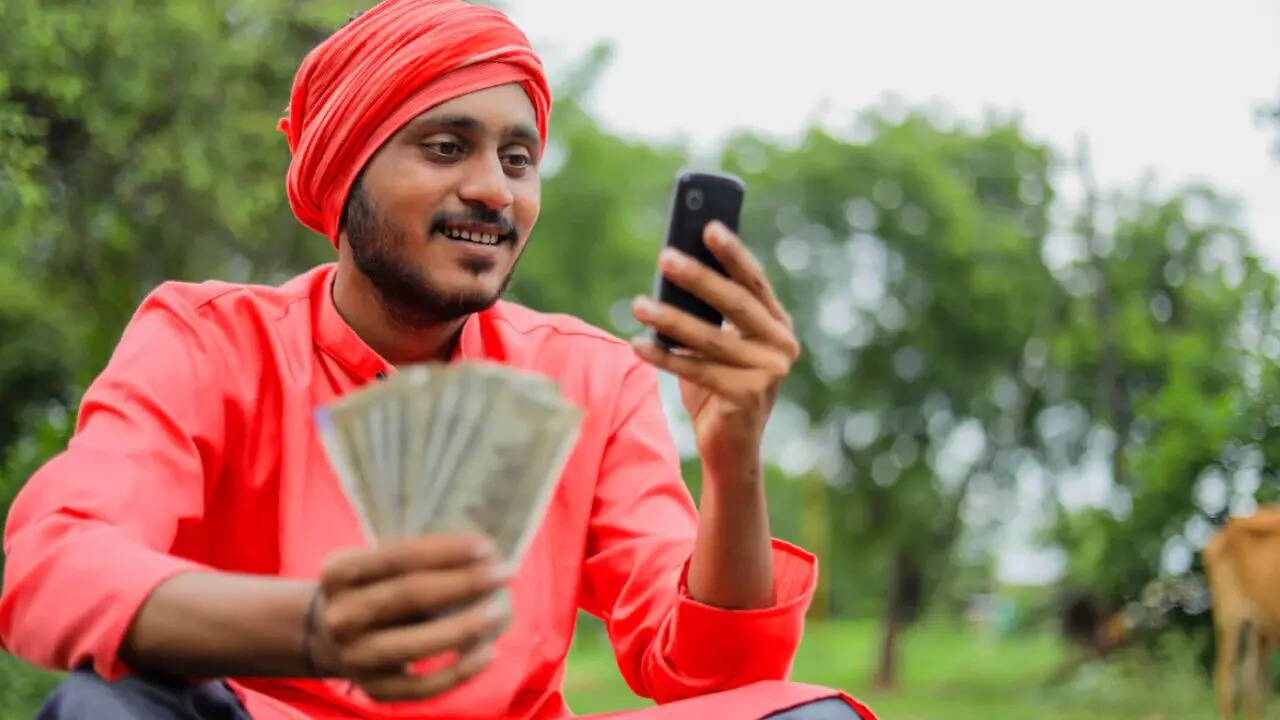 आपको बात दें कि केंद्र सरकार ने साल 2023 में 13वीं किस्त 27 फरवरी को जारी की थी। ठीक इसी तारीख के आस पास अगले साल सरकार ने किस्त ट्रांसफर की थी। 2024 में 28 फरवरी को 16वीं इंस्टालमेंट ट्रांसफर की गई थी।