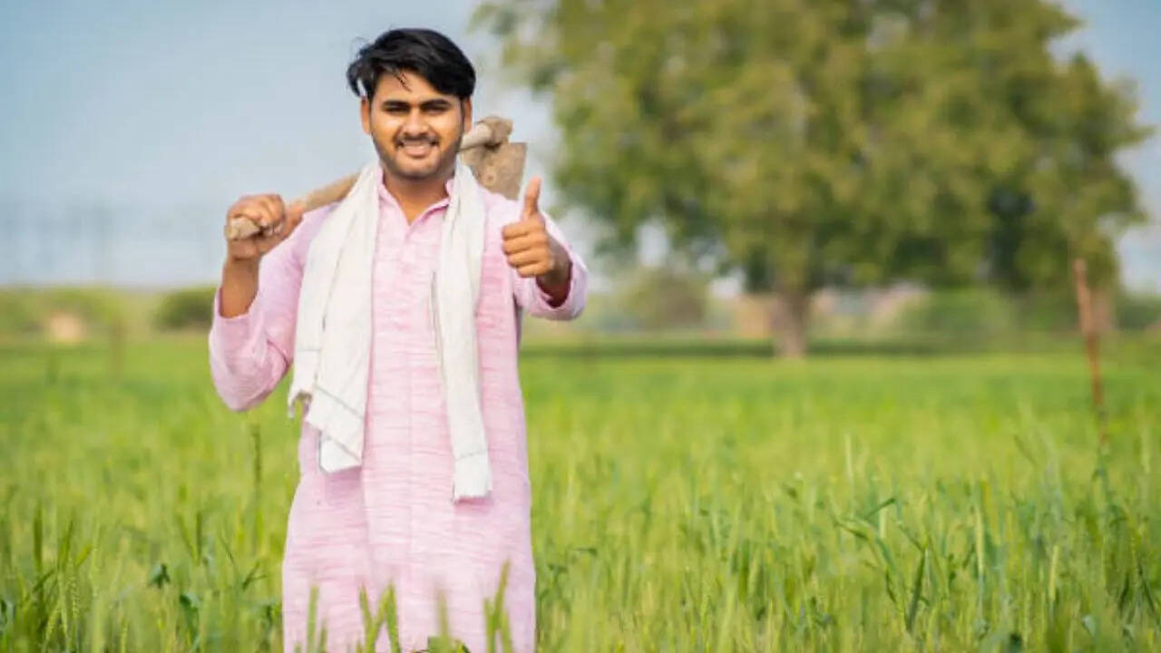 अगर आप पीएम किसान सम्मान योजना में मिलने वाले 22वीं किस्त का अपडेट जानना चाहते हैं तो आपको ऑफिशियल वेबसाइट https://pmkisan.gov.in पर विजिट करना होगा। इसके बाद आपको Beneficiaries List पर जाना होगा।