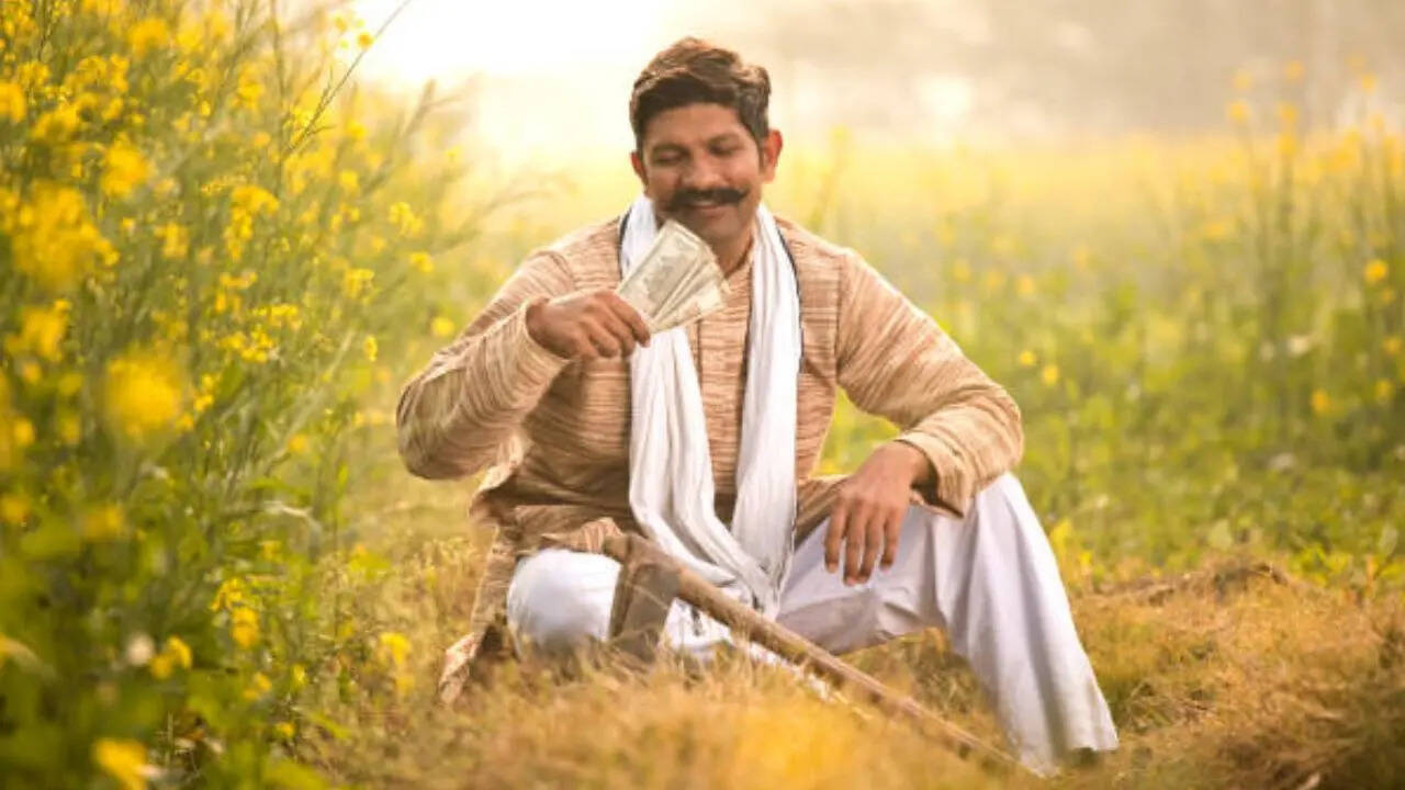 अब आपको राज्य, जिला, सब डिस्ट्रिक्ट, ब्लॉक और गांव की डिटेल्स देनी होगी। इसके बाद आपको Get Report के ऑप्शन पर क्लिक करना होगा। इसके बाद आपके डिस्प्ले में लाभार्थियों की पूरी लिस्ट आ जाएगी।