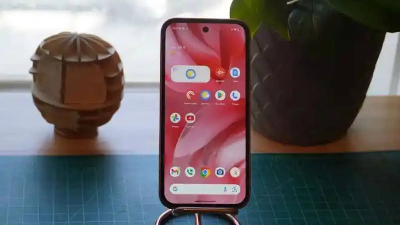 Google Pixel 9a में परफॉर्मेंस के लिए कंपनी ने इसमें Google Tensor G4 चिपसेट दिया है। इसके अलावा इसमें आपको 8GB तक की रैम और 256GB तक की स्टोरेज मिलती है। फोटोग्राफी के लिए इसमें आपको रियर में 48+13 मेगापिक्सल का कैमरा मिलता है। सेल्फी के लिए 13 मेगापिक्सल का फ्रंट कैमरा मिलता है।