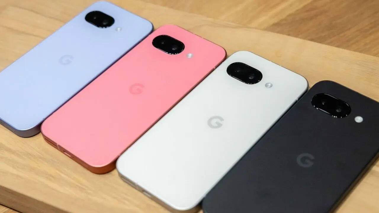 Google Pixel 9a में आपको 6.3 इंच की P-OLED डिस्प्ले मिलती है। डिस्प्ले में 120Hz का रिफ्रेश रेट दिया गया है। डिस्प्ले की प्रोटेक्शन के लिए इसमें आपको Gorilla Glass 3, Mohs level 4 दिया गया है। आउ ऑफ द बॉक्स स्मार्टफोन में आपको एंड्रॉयड 15 का सपोर्ट मिलता है।