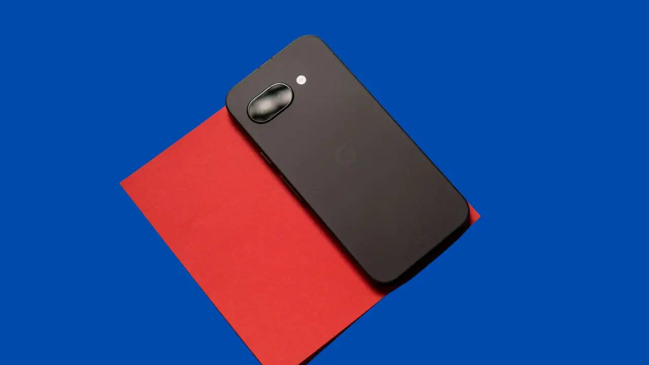 Pixel 9a को गूगल की ऑफिशियल वेबसाइट पर 49,999 रुपये की कीमत में लिस्ट किया गया ता। लेकिन अब नए मॉडल की एंट्री के बाद इसकी कीमत में सीधे 10,000 रुपये की भारी कटौती की गई है। अब यह स्मार्टफोन वेबसाइट पर 39,999 रुपये की कीमत सेल किया जा रहा है।
