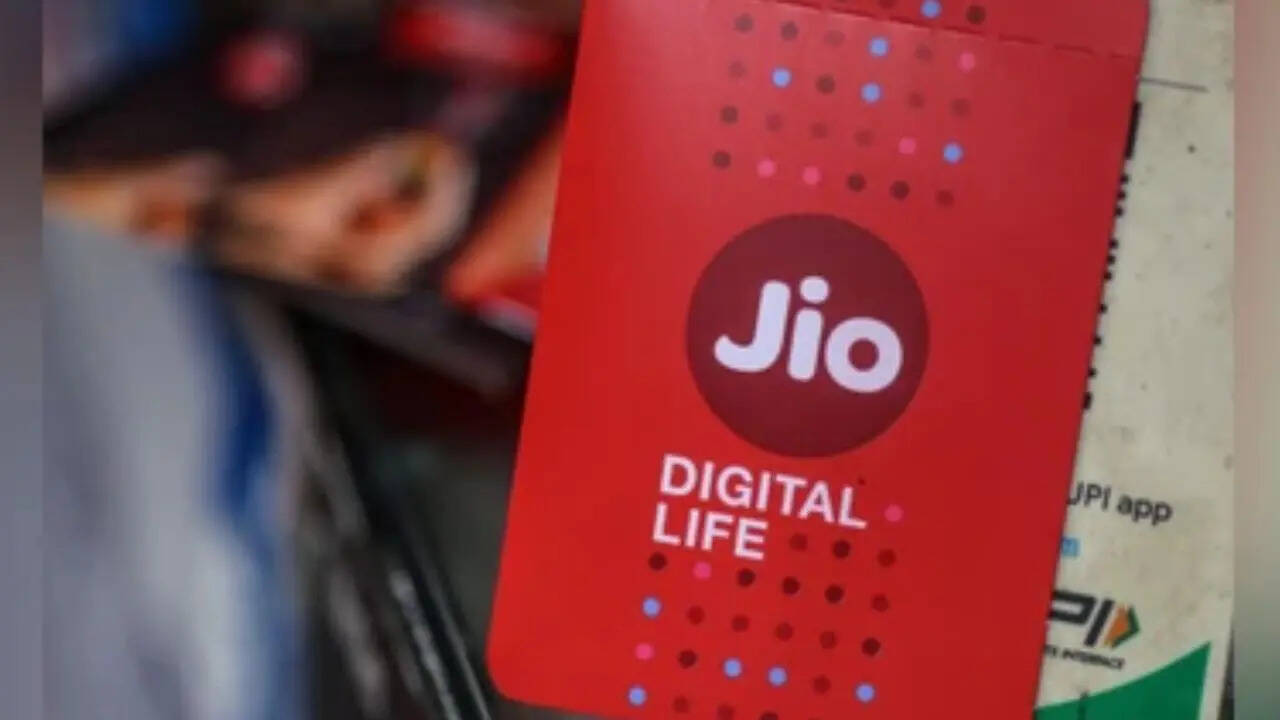 लंबी वैलिडिटी, फ्री कॉलिंग के साथ ही आपको इस प्लान में डेटा भी ठीक ठाक मात्रा में उपलब्ध कराया जा रहा है। आप 84 दिनों तक हर दिन 1.5GB तक हाई स्पीड इंटरनेट इस्तेमाल कर सकते हैं। इस तरह से आपको पूरे पैक में कुल 126GB डेटा मिल जाता है।