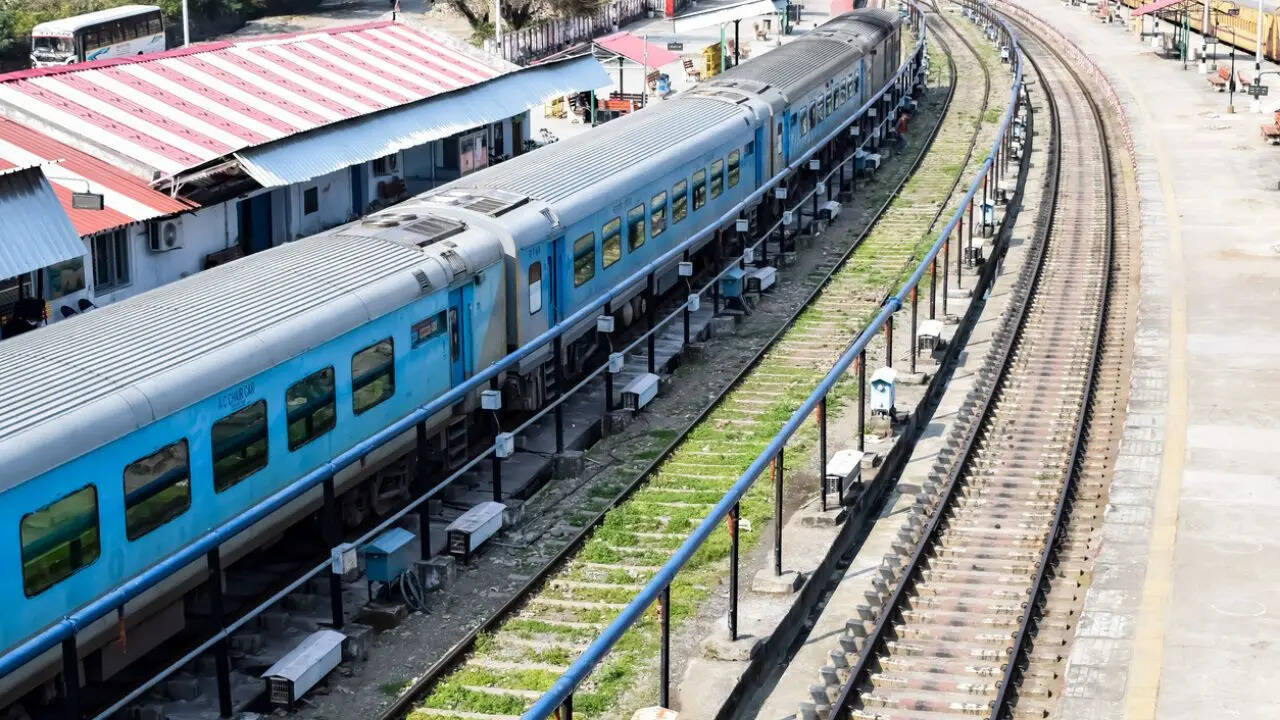 ​सर्विस चार्ज कितना लगेगा?​
