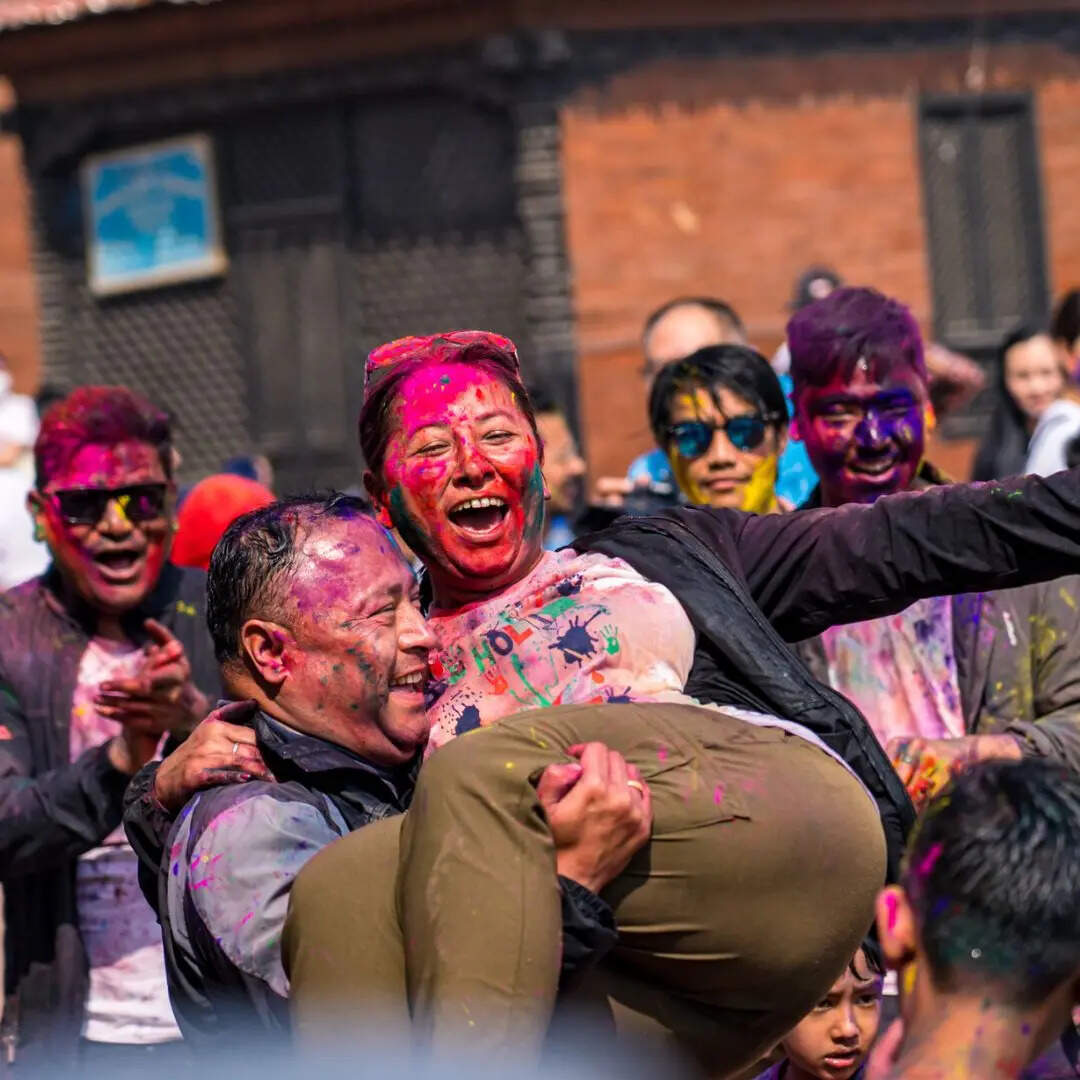 ​रंगों के साथ मिठाई भी​