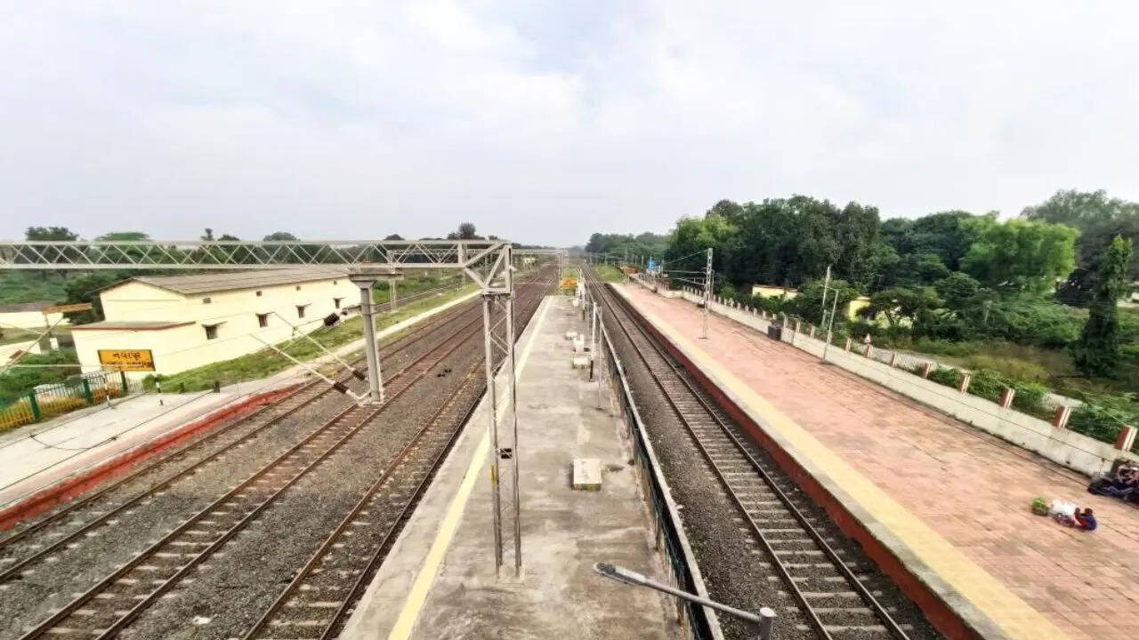 नवापुर रेलवे स्टेशन अक्सर सोशल मीडिया और समाचारों में चर्चा का विषय बना रहता है। दो राज्यों में बंटा यह स्टेशन भारत की विविधता और अनोखी भौगोलिक विशेषताओं का जीवंत उदाहरण है।
