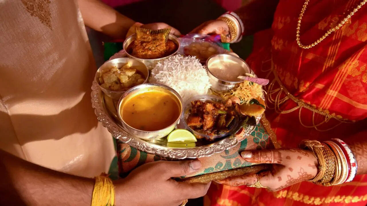  यहां आपको महाराष्ट्र और गुजरात दोनों राज्यों की संस्कृति, भाषा और खानपान की झलक मिलती है। यह स्टेशन अपने आप में दो अलग-अलग सांस्कृतिक पहचान को जोड़ने का काम करता है।