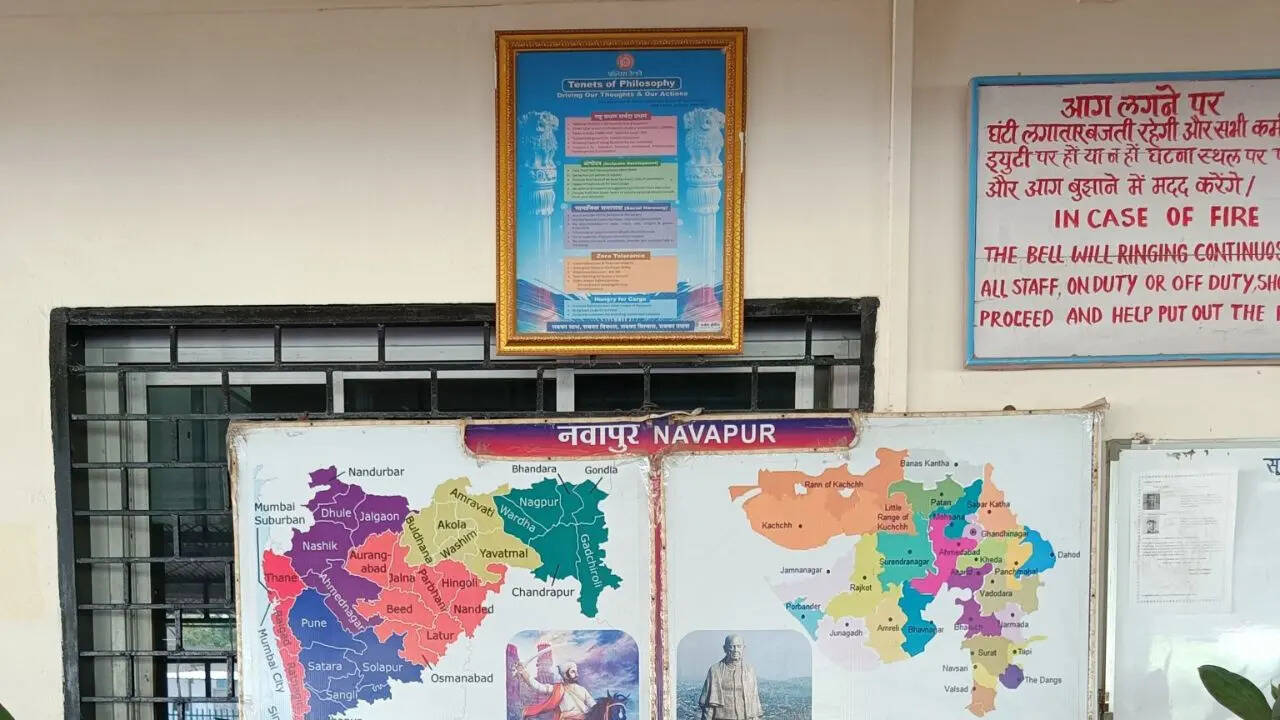 इस स्टेशन पर लगे साइनबोर्ड और सूचनाएं दोनों राज्यों के यात्रियों को ध्यान में रखकर तैयार की जाती हैं। यहां हिंदी, अंग्रेजी और गुजराती भाषा में सूचनाएं देखने को मिलती हैं।