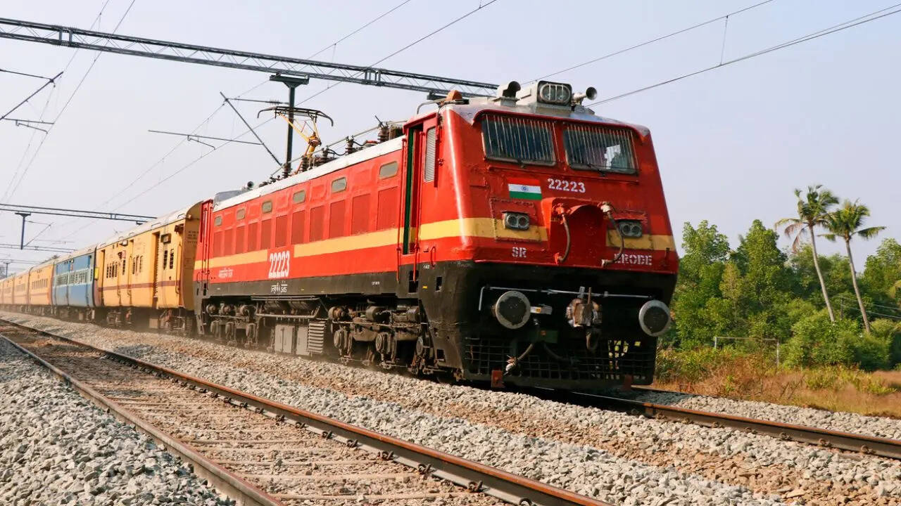 नवापुर स्टेशन पश्चिम रेलवे जोन के अंतर्गत आता है। यहां से गुजरने वाली ट्रेनें दोनों राज्यों के यात्रियों को जोड़ती हैं, जिससे यह स्टेशन क्षेत्रीय संपर्क का अहम माध्यम बन गया है।