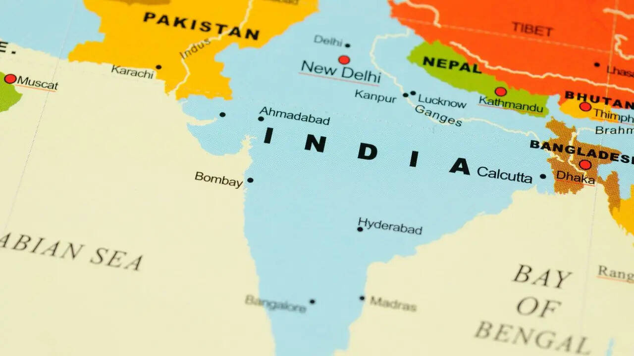 स्टेशन भवन का मुख्य हिस्सा गुजरात में स्थित है, इसलिए यहां की पुलिस व्यवस्था और कई प्रशासनिक काम गुजरात के अंतर्गत आते हैं। हालांकि, रेलवे संचालन केंद्र सरकार के अधीन ही रहता है।