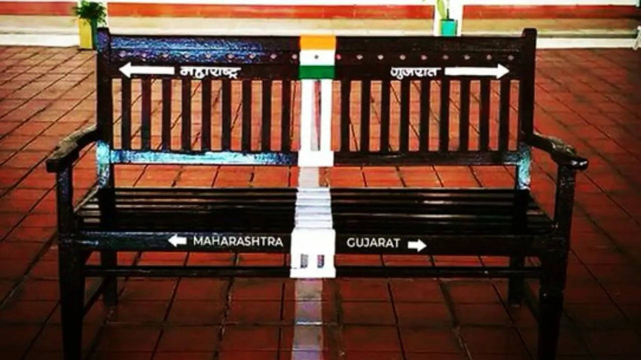 स्टेशन पर लगी बेंच भी दोनों राज्यों में बंटी हुई है। अगर कोई यात्री बेंच के एक छोर पर बैठे तो वह महाराष्ट्र में होगा और दूसरे छोर पर बैठे तो वह गुजरात में होगा। यह दृश्य अक्सर यात्रियों के लिए आकर्षण का केंद्र बन जाता है।