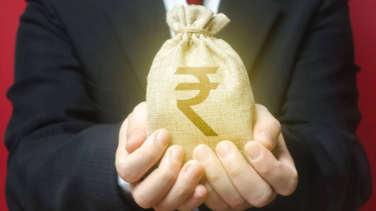 अगर किसी दूसरे बैंक में कम ब्याज दर मिल रही है, तो बैलेंस ट्रांसफर का विकल्प देखें। कम ब्याज दर से EMI का बड़ा हिस्सा मूलधन में जाएगा और लोन जल्दी खत्म होगा।