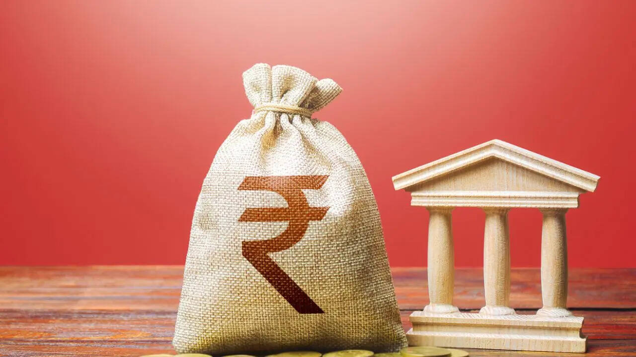 अगर आपकी सैलरी बढ़ी है, तो EMI की राशि बढ़ाने का अनुरोध करें। EMI बढ़ने से लोन जल्दी खत्म होगा और कुल ब्याज में काफी कमी आएगी। यह तरीका खासकर होम लोन में प्रभावी होता है।