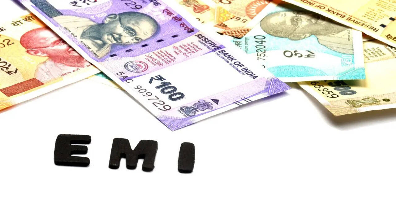 अगर आपकी आय स्थिर है तो साल में एक या दो अतिरिक्त EMI भरने की कोशिश करें। इससे मूलधन (Principal Amount) तेजी से कम होता है और कुल ब्याज का बोझ घटता है। छोटी-छोटी अतिरिक्त पेमेंट भी लंबे समय में बड़ा फर्क डालती है।