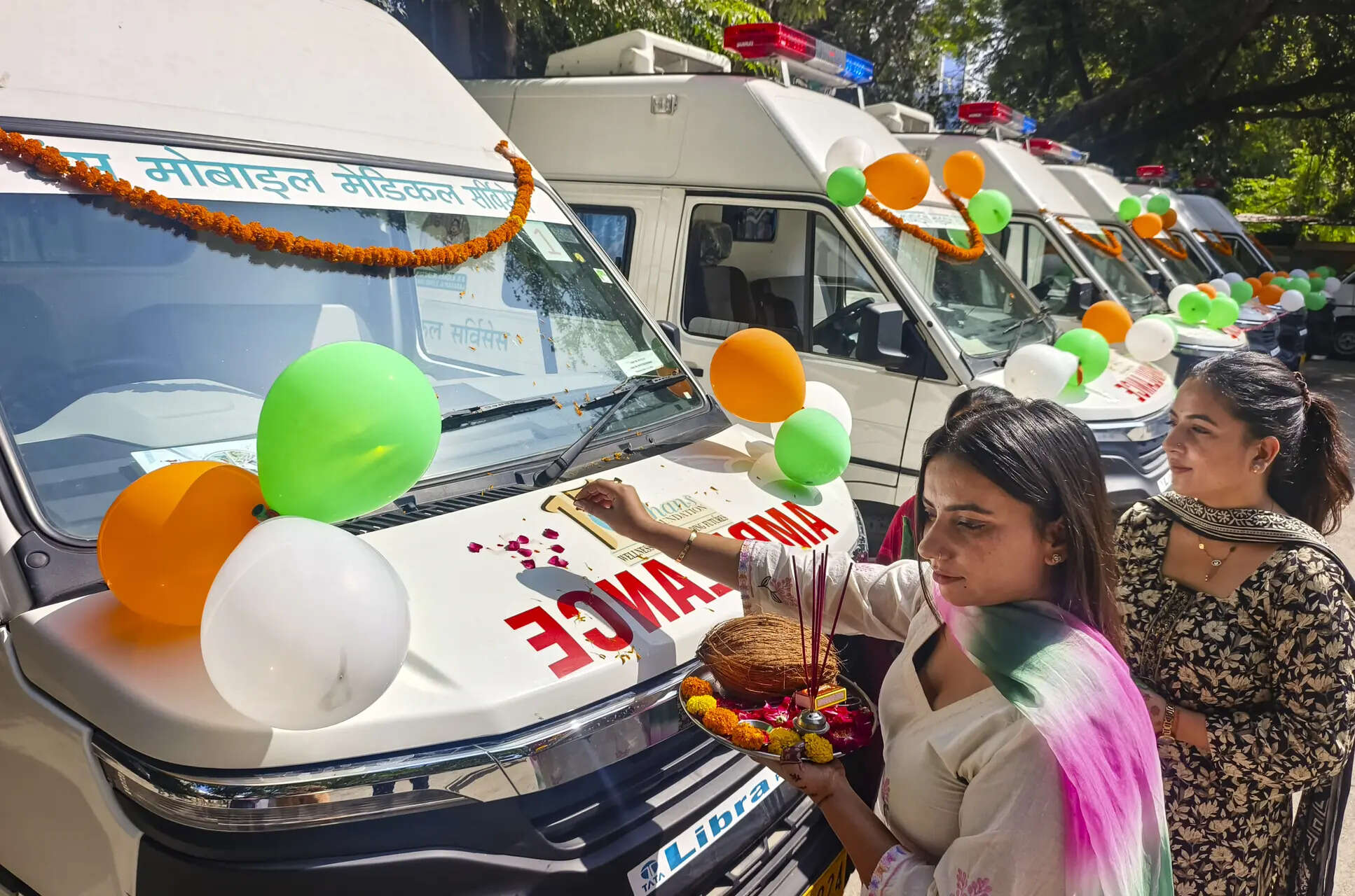 आपातकालीन और विशेष सेवाओं की गाड़ियां भी शामिल