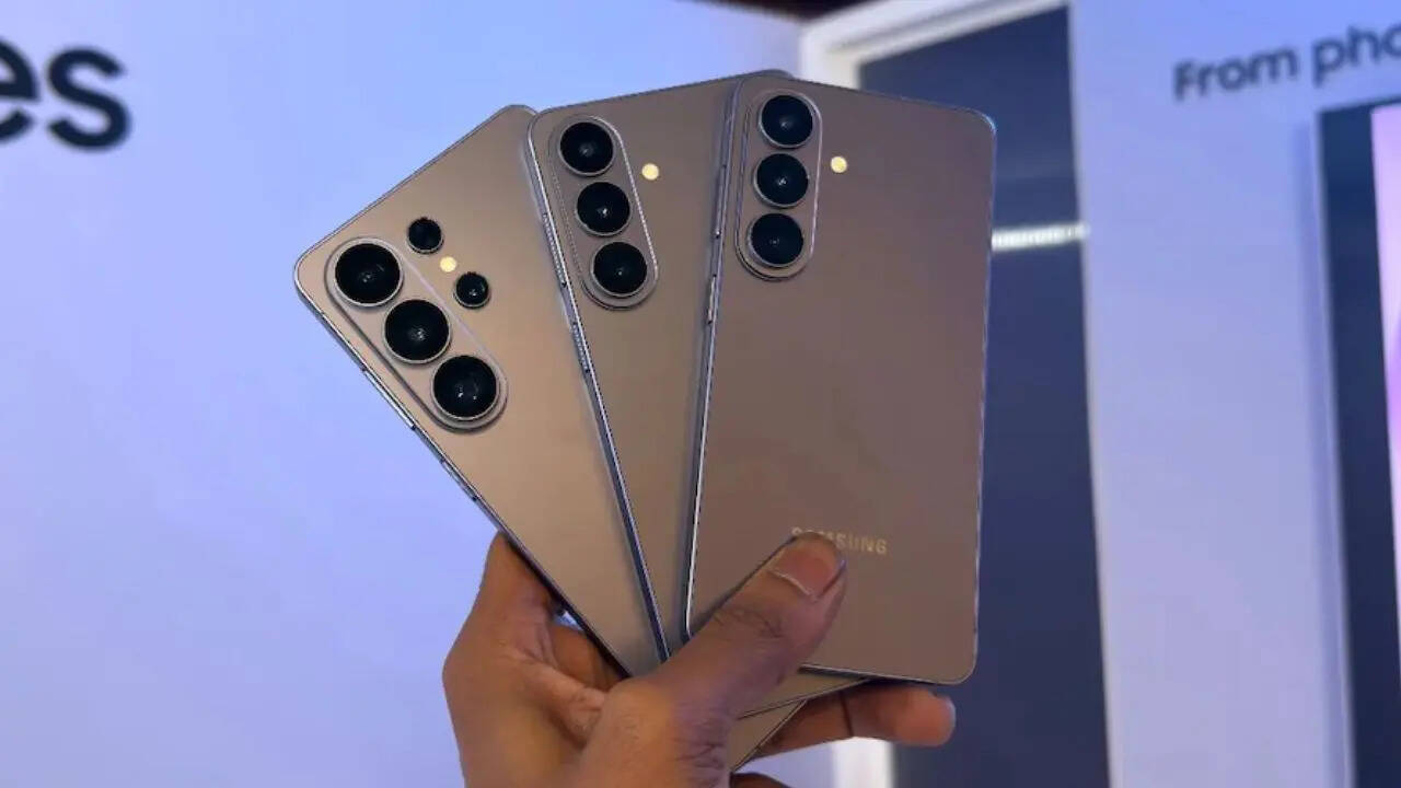 कंपनी यह ऑफर Samsung Galaxy S26 Plus वेरिएंट पर दे रही है। आपको बता दें कि  Galaxy S26 Plus को कंपनी ने दो स्टोरेज वेरिएंट के साथ लॉन्च किया है। हालांकि अभी इस पर कंपनी धमाकेदार लिमिटेड टाइम ऑफर दे रही है।