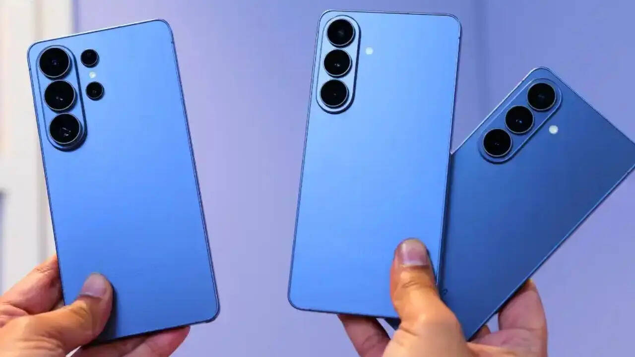 Samsung Galaxy S26 Plus में आपको 12GB रैम + 256GB स्टोरेज और 12GB रैम + 512GB स्टोरेज का ऑप्शन मिलता है। कंपनी ने इसे 1,39,999 रुपये की कीमत में लॉन्च किया है लेकिन आप अभी इसे 1,19,999 रुपये की कीमत में खरीदकर घर ले जा सकते हैं।