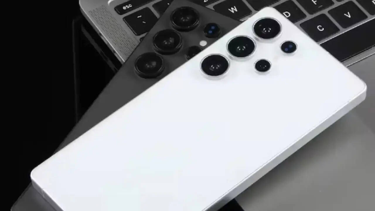 सैमसंग ने इस स्मार्टफोन में परफॉर्मेंस के लिए Snapdragon 8 Elite प्रोसेसर दिया है। इसके साथ ही इसमें आपको 16GB तक की रैम और 1TB तक की स्टोरेज मिलती है। फोटोग्राफी के लिए इसमें कंपनी ने 200+10+50+50 मेगापिक्सल का कैमरा सेंसर मिलता है। सेल्फी और वीडियो कॉलिंग के लिए आपको 12 मेगापिक्सल का कैमरा दिया गया है।