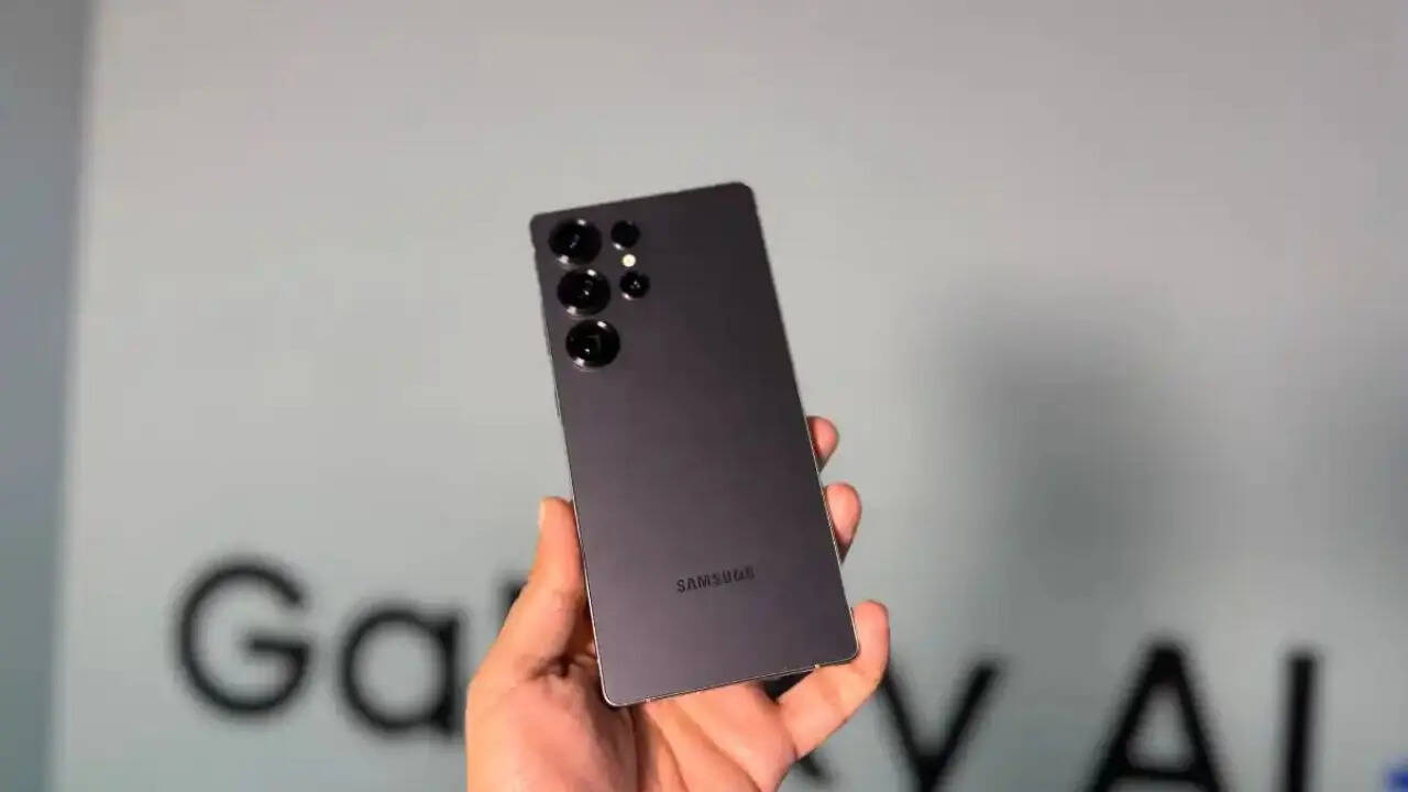 Samsung Galaxy S25 Ultra के फीचर्स की बात करें तो इसमें टाइटेनियम का फ्रेम दिया गया है। इसके साथ ही इसमें आपको IP68 रेटिंग मिलती है जिससे फोन पानी में भी पूरी तरह से सेफ रहेगा। इसमें आपको 6.9 इंच का डायनेमिक एमोलेड पैनल मिलता है। डिस्प्ले की प्रोटेक्शन के लिए इसमें Corning Gorilla Armor 2 दिया गया है।