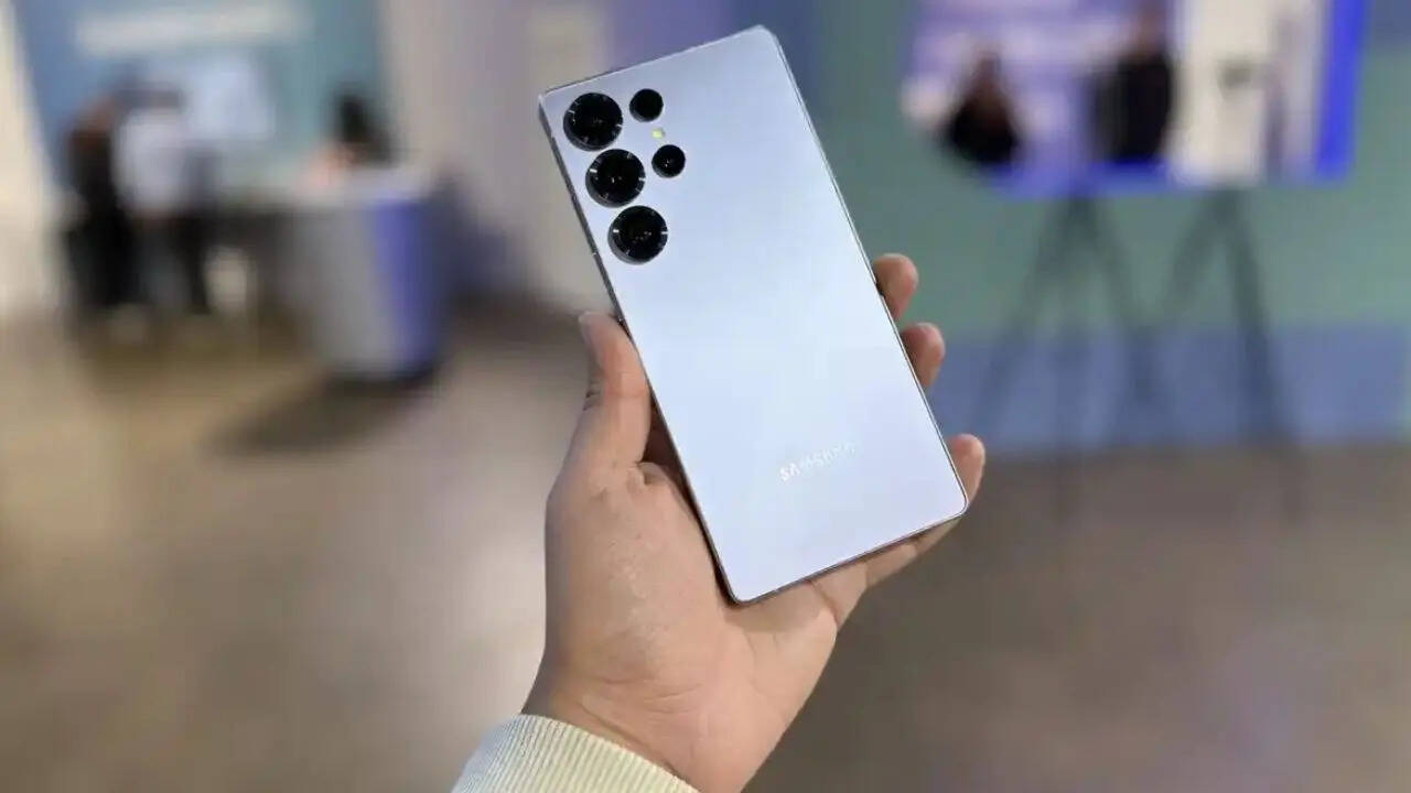 Samsung Galaxy S25 Ultra पर मिलने वाले एक्सचेंज ऑफर की बात करें तो आप अपने पुराने फोन को एक्सचेंज करके इस पर 51,100 रुपये तक की बचत कर सकते हैं। अगर आप इस ऑफर में 20 हजार रुपये की बचत भी कर लेते हैं तो आपको यह स्मार्टफोन 87,07,566 रुपये में ही मिल जाएगा। हालांकि ध्यान रहे कि एक्सचेंज वैल्यू पुराने फोन की कंडीशन पर निर्भर करेगा।