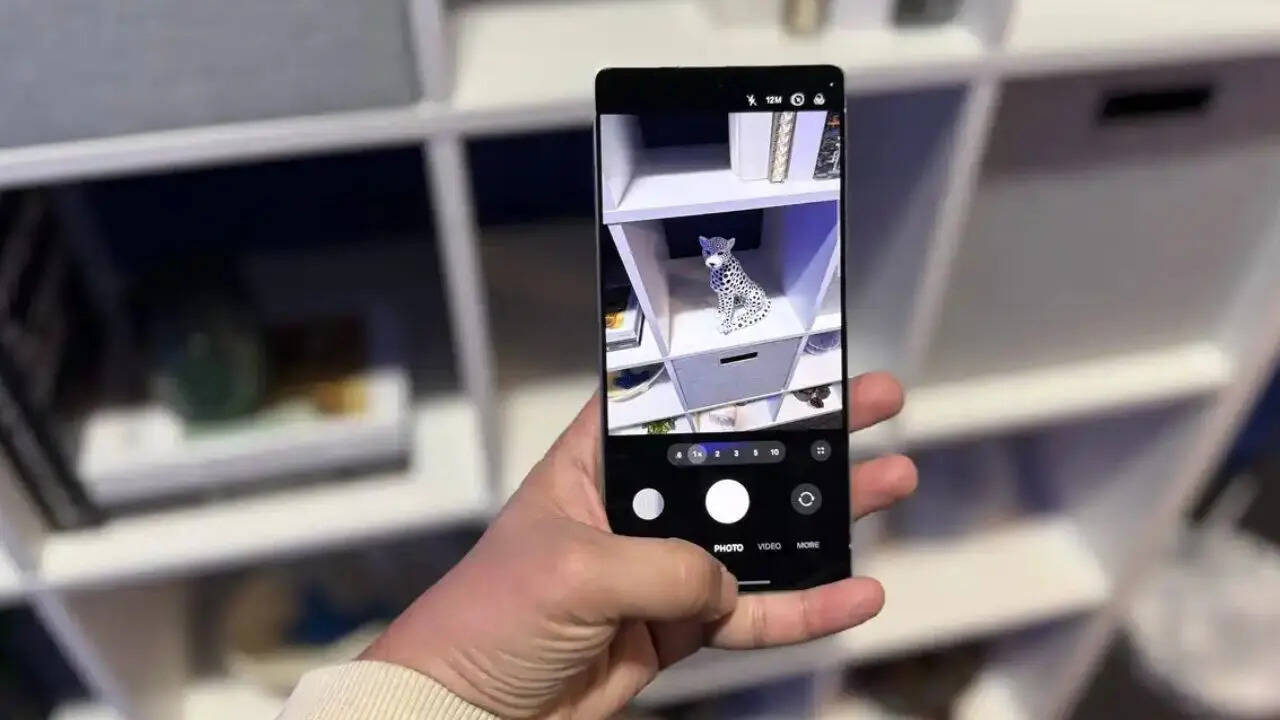 फ्लिपकार्ट में Samsung Galaxy S25 Ultra को 1,29,999 रुपये की कीमत में लिस्ट किया गया था। यह कीमत इसके 256GB स्टोरेज वेरिएंट की है। हालांकि अब नई स्मार्टफोन सीरीज आने के बाद इस फोन पर कंपनी ग्राहकों को 17% की फ्लैट छूट दे रही है।