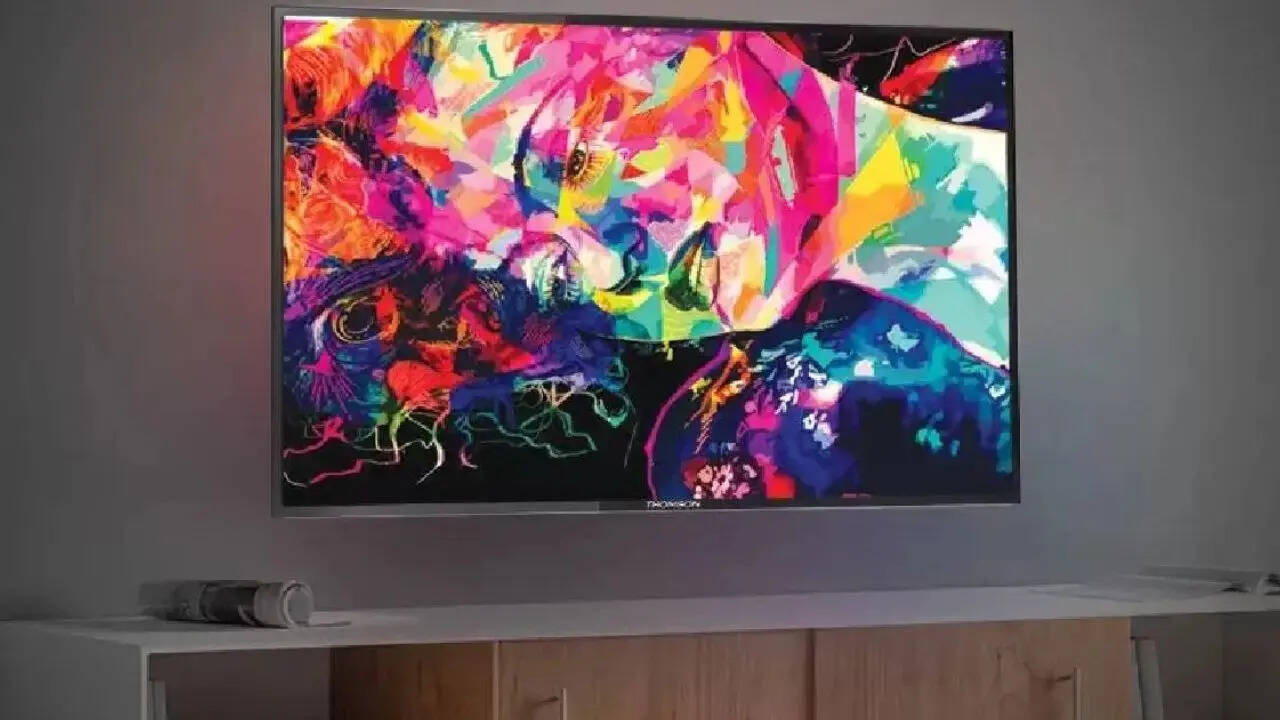 <strong>TCL 55 inch Smart TV:</strong> टीसीएल स्मार्ट टीवी के सेगमेंट में एक बड़ा नाम है। अगर आप इस ब्रैंड की टीवी खरीदना चाहते हैं तो बता दें कि 50 इंच स्मार्ट टीवी की रियल प्राइस 59,990 रुपये है। हालांकि इस पर कंपनी अभी ग्राहकों को 55%  की सीधी छूट दे रही है। ऑफर के साथ आप इसे सिर्फ 26,990 रुपये में खरीद सकते हैं। 