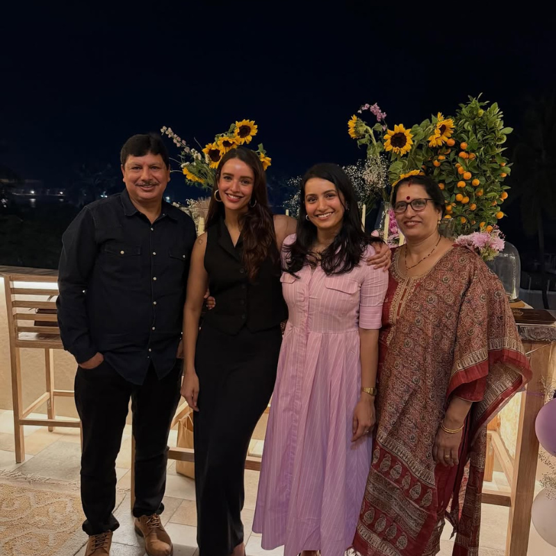 परिवार के साथ आईं नजर
