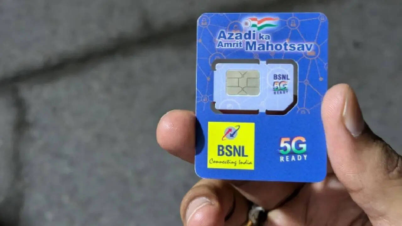 आपको बता दें कि बीएसएनएल अपने सस्ते प्लान की बदौलत लगाकार नए ग्राहकों को जोड़ रही है। कंपनी के पास इस समय करीब 9 करोड़ से अधिक एक्टिव यूजर्स हैं। कंपनी ने हाल ही में देश में 4G नेटवर्क को लॉन्च किया है और अब वह 5G को लॉन्च करने की तैयारी कर रही है।