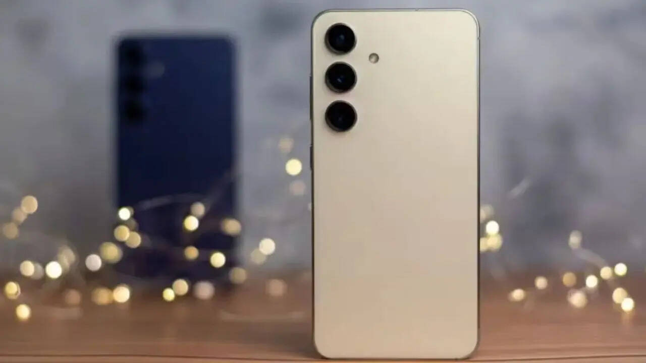आपको बता दें कि सैमसंग ने हाल ही में Galaxy S26 5G Series को लॉन्च किया है। इस सीरीज में कंपनी ने तीन नए स्मार्टफोन्स को बाजार में उतारा है। इस सीरीज के आने के बाद कंपनी के पुराने स्मार्टफोन्स अब काफी सस्ते हो चुके हैं।