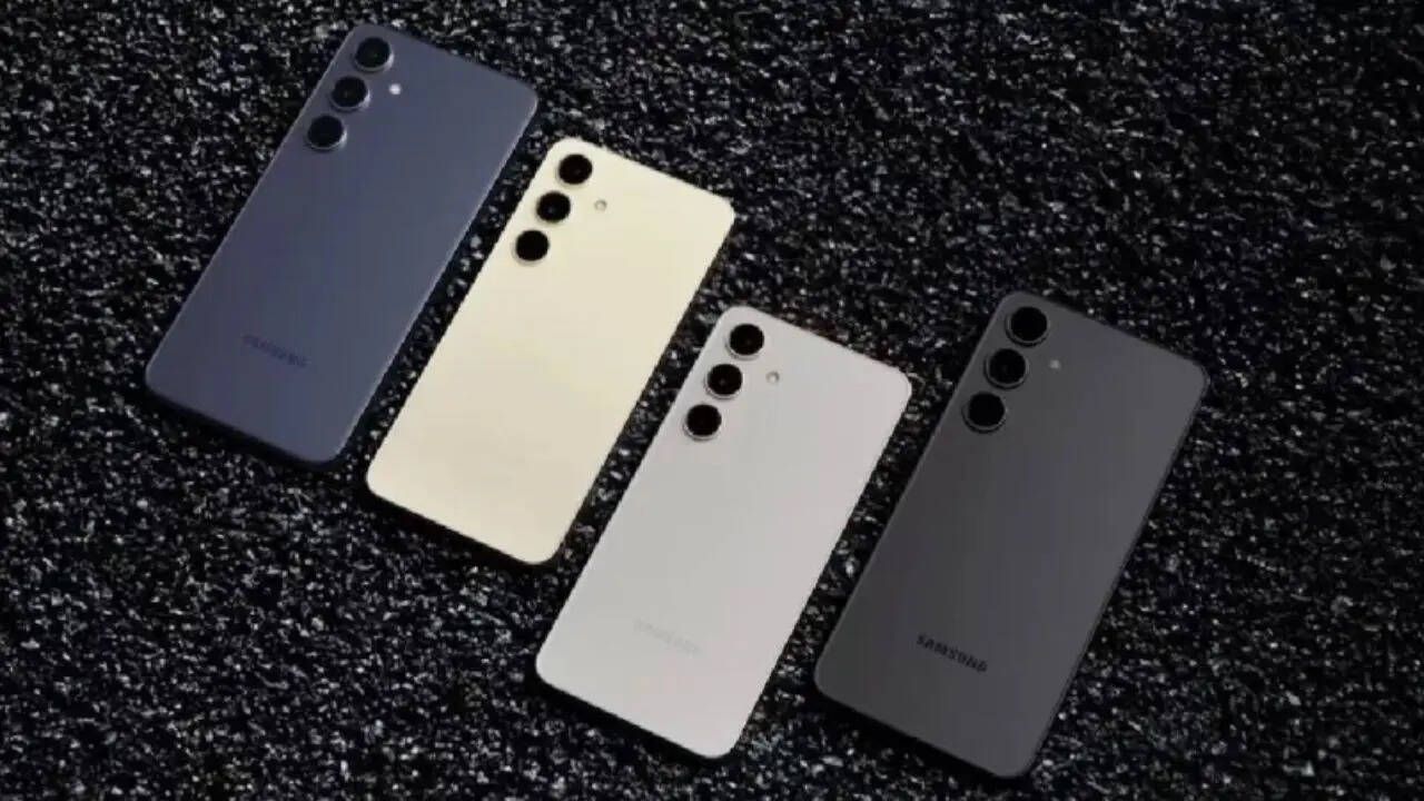 अभी साउथ कोरियन टेक जायंट सैमसंग के प्रीमियम फ्लैगशिप स्मार्टफोन Samsung Galaxy S24 5G की कीमत में बड़ी कटौती हुई है। वैसे तो यह स्मार्टफोन काफी महंगा मिलता है लेकिन अभी आप इसे लॉन्च प्राइस से कम कीमत में खरीदकर घर ले जा सकते हैं।