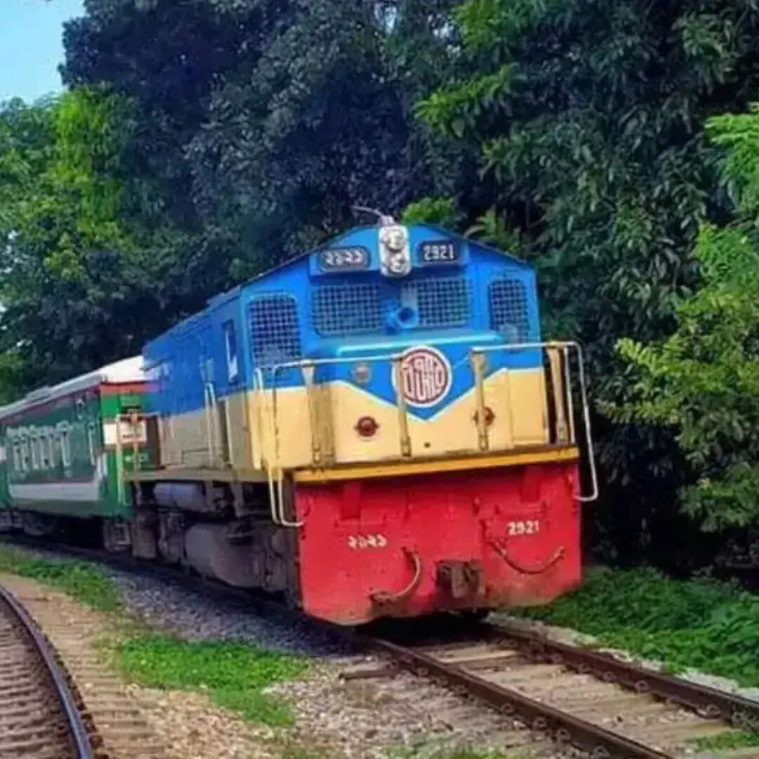 दो नदियों से होकर गुजरती है