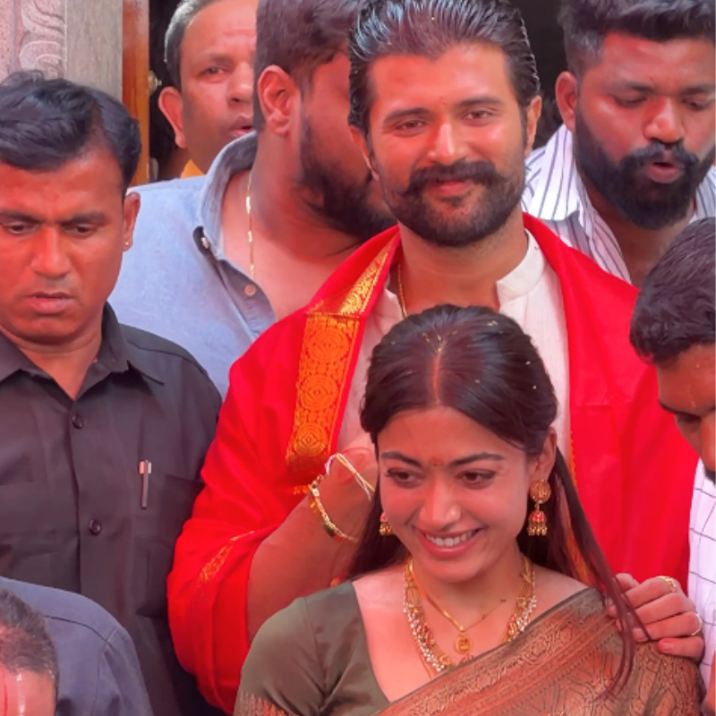 भीड़ में पत्नी को बचाते दिखे विजय