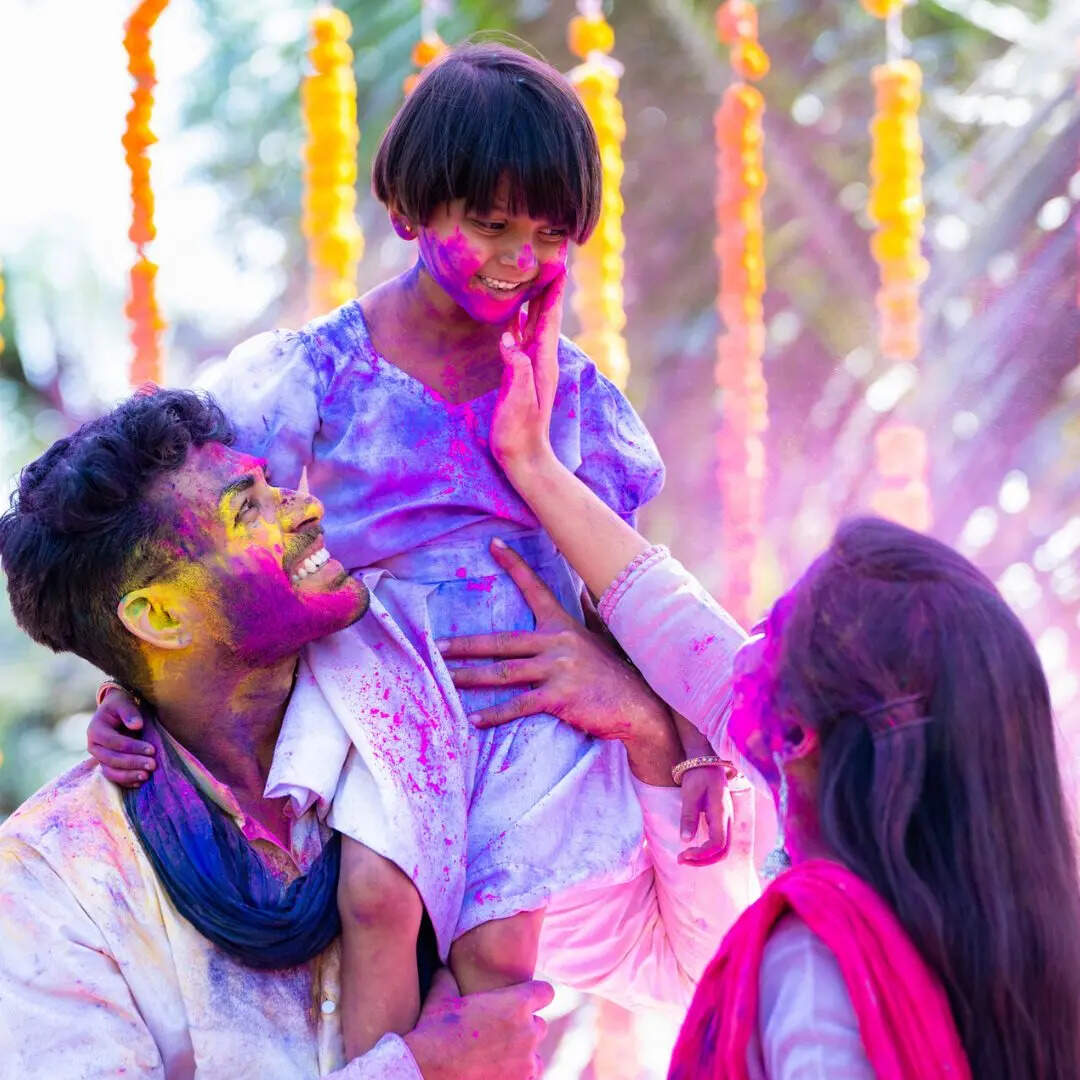 ​फुल स्लीव्स और आरामदायक कपड़े पहनाएं​