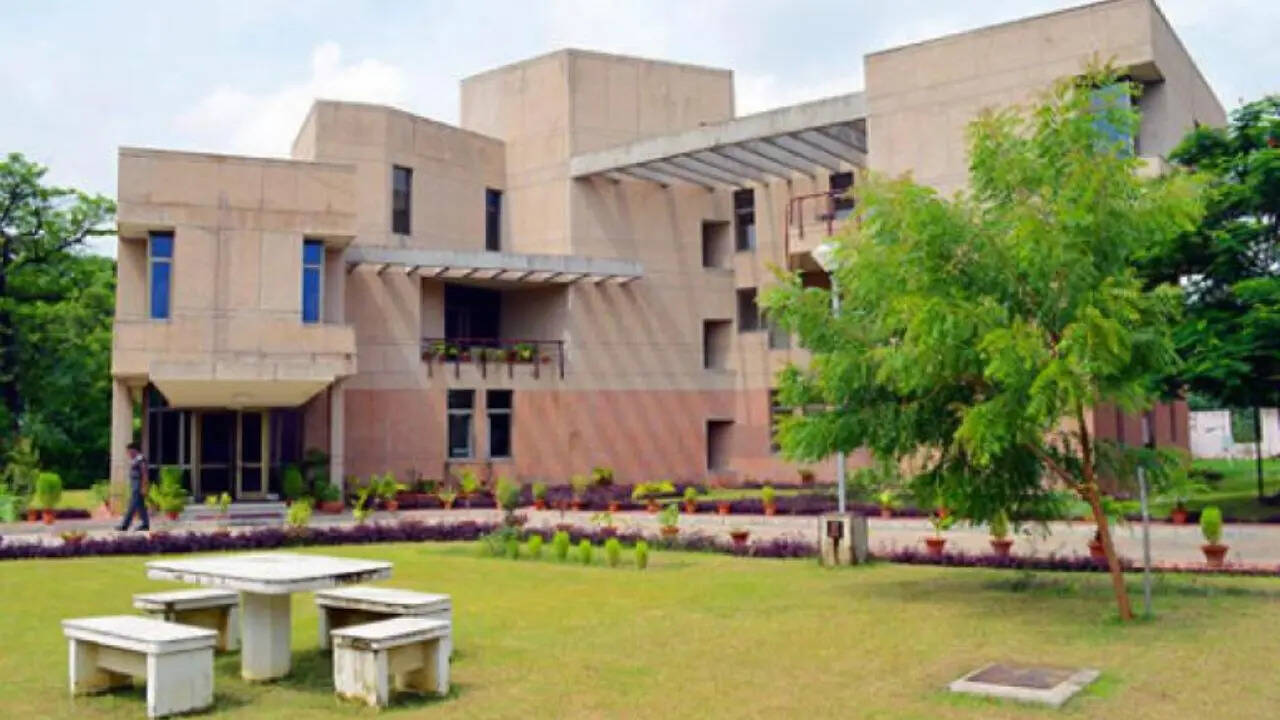 IIT Kanpur में बीटेक कि कितनी सीटें हैं?