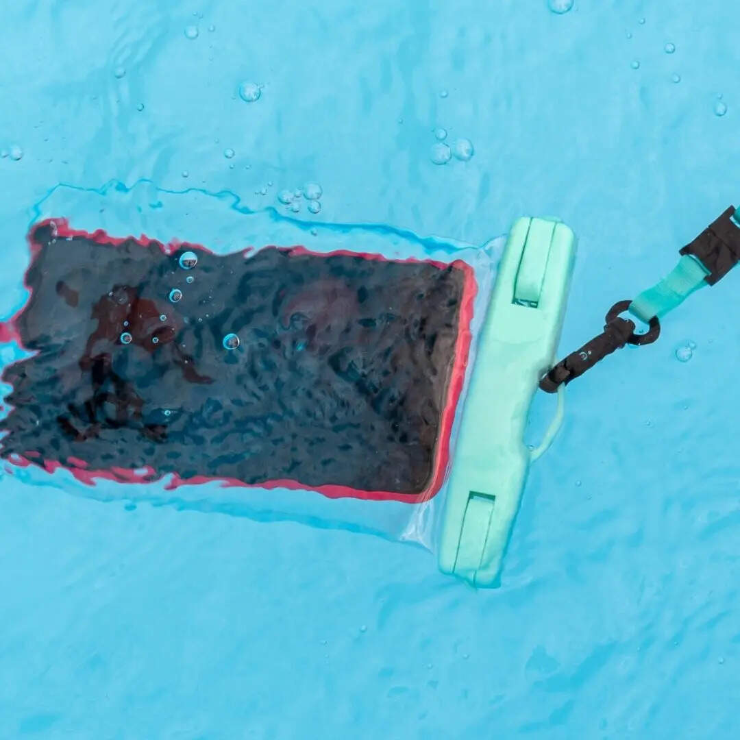 वॉटरप्रूफ बैग या केस का इस्तेमाल