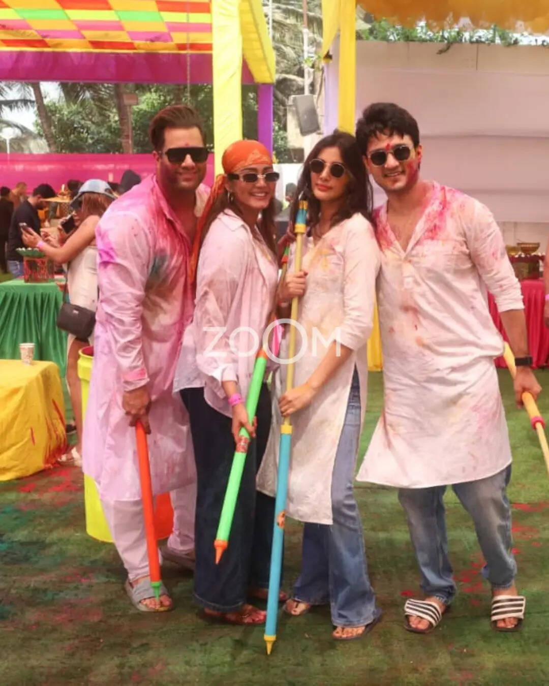 जश्न में चूर दिखे सितारे